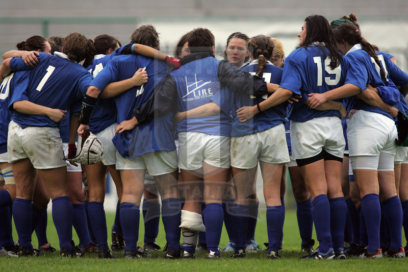 Test match 2005 Donne, Treviso, stadio di Monigo 22/10/2005, Italia v Galles, ilo cerchio delle Azzure prima del match. Foto Daniele Resini/Fotosportit