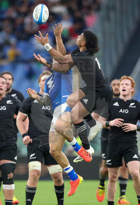 Autumn Nations Series 2021, Roma, Stadio Olimpico, 6-11-2021, Italia vs Nuova Zelanda.Matteo Minozzi e Richie Mo’unga si contendono l\