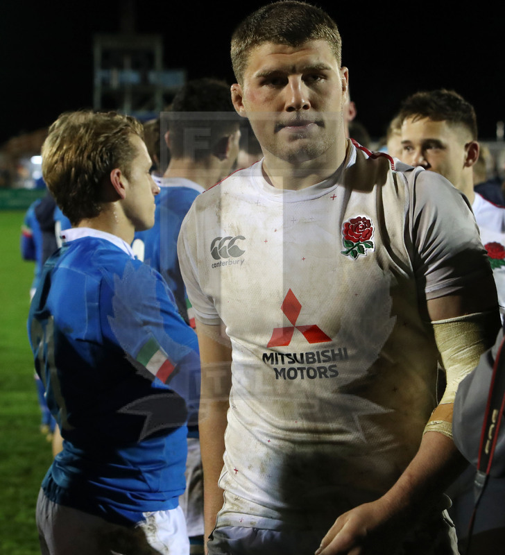 Guinness Sei Nazioni U20 2019, Round 4, Bedford, Goldington Road 08/03/2019, Inghilterra U20 v Italia U20, il capitano inglese nel corridoio azzurro a fine match. Foto Daniele Resini/Fotosportit