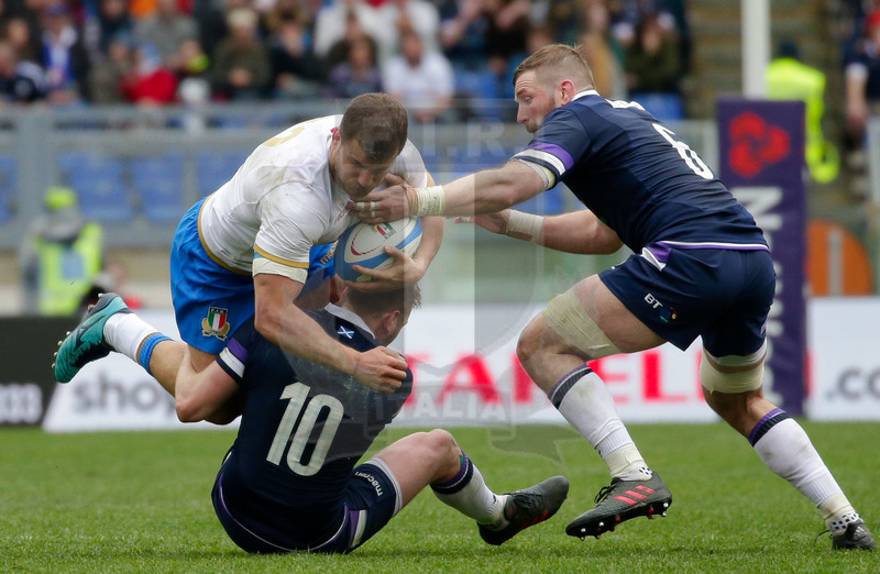 Natwest Sei Nazioni 2018, Roma, Stadio Olimpico, 17/03/2018, Italia v Scozia. Tomaso Castello placcato da Finn Russell. Foto: Roberto Bregani/Fotosportit