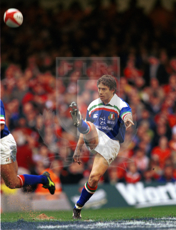 Lloyds TSB Sei Nazioni 2000, Round 2, Cardiff, Millennium Stadium 19/02/2000, Galles v Italia, Diego Dominguez al calcio tattico. Foto Daniele Resini/Fotosportit