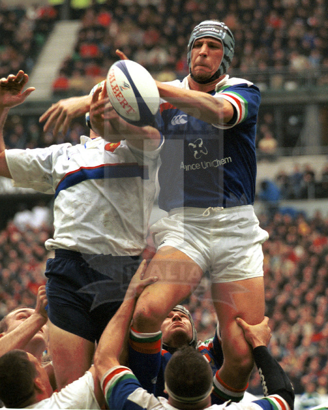 Lloyds TSB Sei Nazioni 2000, Round 5, Parigi, Stade de France 01/04/2000, Francia v Italia, Andrea Gritti conquista touche. Foto Daniele Resini/Fotosportit