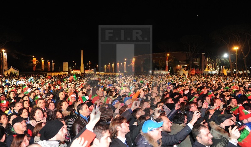 RBS 6 Nazioni 2013, Roma, Stadio Olimpico, 16-03-2013, Italia v Irlanda. gli azzurri festeggiano al villaggio con i tifosi, la grande folla che circonda il palco Peroni.