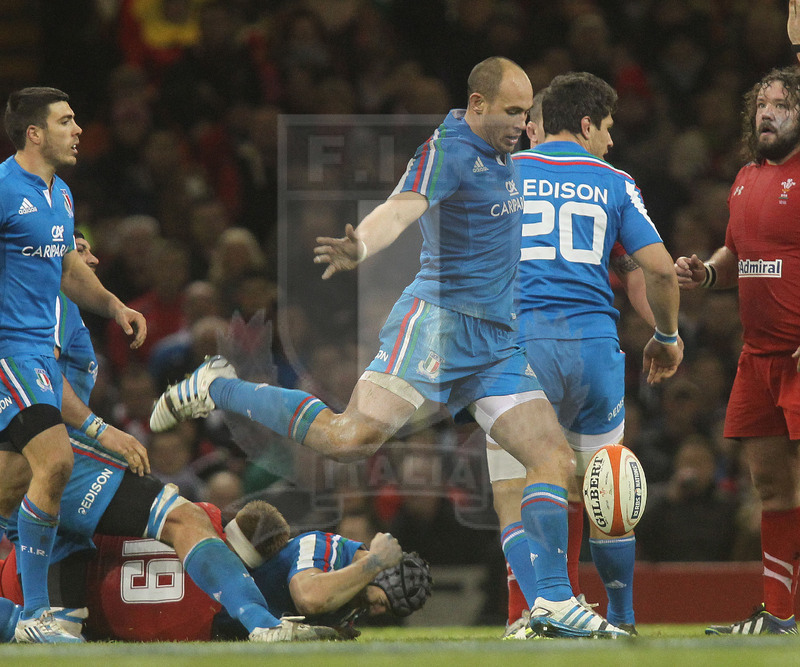 Sei Nazioni 2014, Cardiff. Millennium Stadium, 01/02/2014. Galles v Italia, Sergio Parisse tenta un drop.