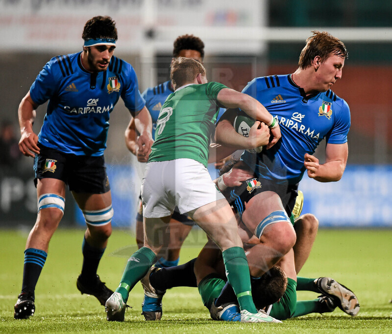 RBS 6 Nazioni U20 2016, Dublino, Donnybrook Stadium, 11-03-2016, Irlanda U20 v Italia U20. Gabriele Venditti cerca di forzare la difesa irlandese. Foto: Stephen McCarthy @ Fotosportit.