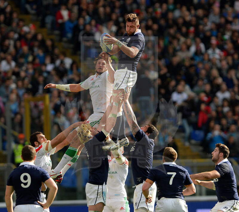 Sei Nazioni 2014, Roma Stadio Olimpico, 22-02-2014, Ryan Wilson disturbato da Furno durante una touche, foto: Massimiliano Pratelli