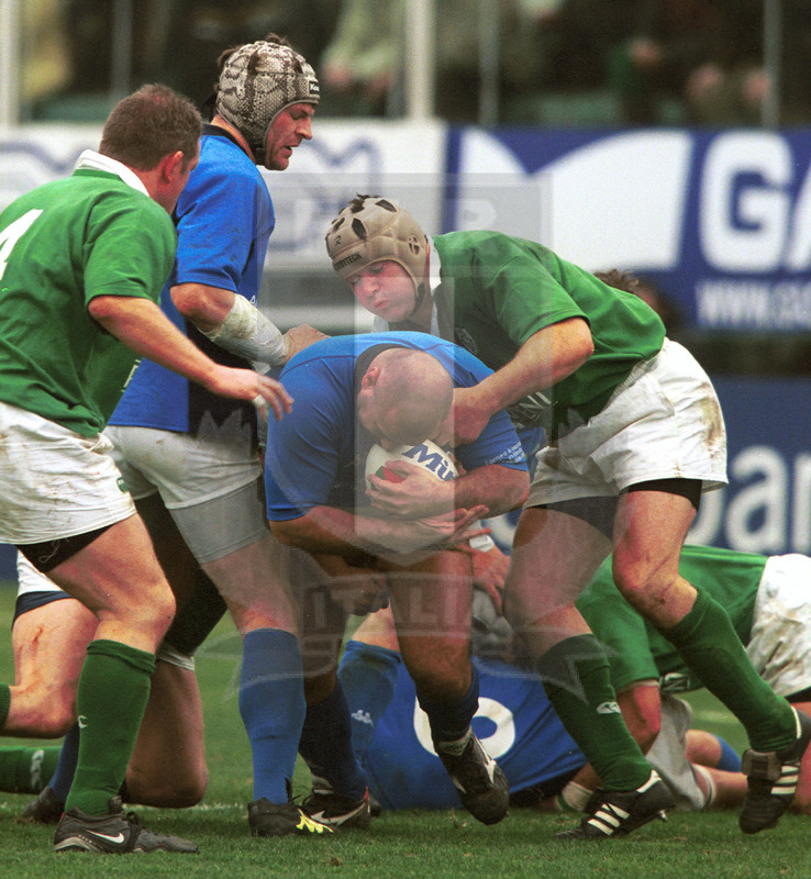 2002 Lloyds TSB Six Nations, Roma, stadio Flaminio 03/02/2001, Italia v Irlanda, Giampiero De Carli preso da Fowley. Checchinato aiuta. Foto Daniele Resini/Fotosportit
