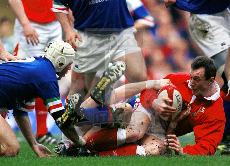 Lloyds TSB Sei Nazioni 2000, Round 2, Cardiff, Millennium Stadium 19/02/2000, Galles v Italia, Rob Howley tiene palla a terra. Foto Daniele Resini/Fotosportit