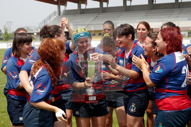 Finali Trofeo Interregionale U16 e Coppa Italia Femminile Seniores Femminile "Trofeo Rebecca Braglia", Calvisano (BS), Pata Stadium, 2-3 Giugno 2018. Le ragazze del Parabiago festeggiano la capitana. Foto: Roberto Bregani @ fotosportit