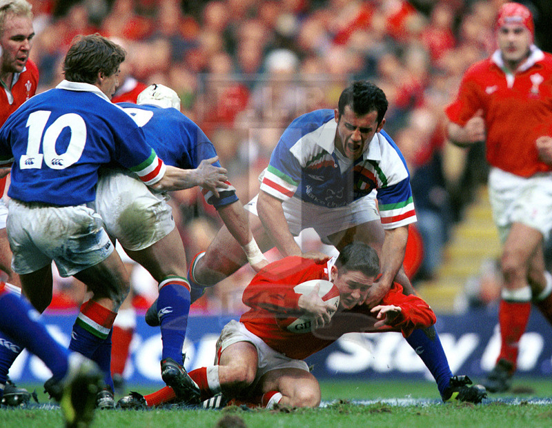 Lloyds TSB Sei Nazioni 2000, Round 2, Cardiff, Millennium Stadium 19/02/2000, Galles v Italia, Scott Williams portato a Terra da Cristian Stoica. Foto Daniele Resini/Fotosportit