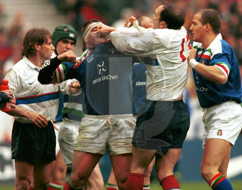Lloyds TSB Sei Nazioni 2000, Round 5, Parigi, Stade de France 01/04/2000, Francia v Italia, scambio di colpi fra Andrea Lo Cicero e Dourthe. Foto Daniele Resini/Fotosportit