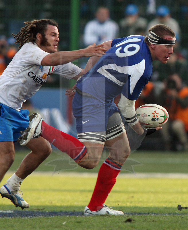 Sei Nazioni 2007, Roma, stadio Flaminio 03/02/2007, Italia v Francia, Imanol Harinordoqi sfugge a Griffen. Foto Daniele Resini/Fotosportit