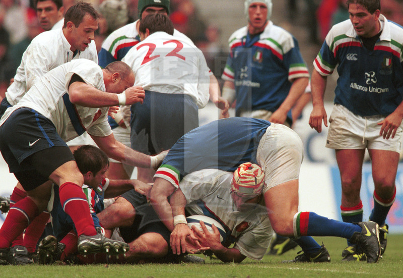 Lloyds TSB Sei Nazioni 2000, Round 5, Parigi, Stade de France 01/04/2000, Francia v Italia, Levremont portato a terra. Foto Daniele Resini/Fotosportit