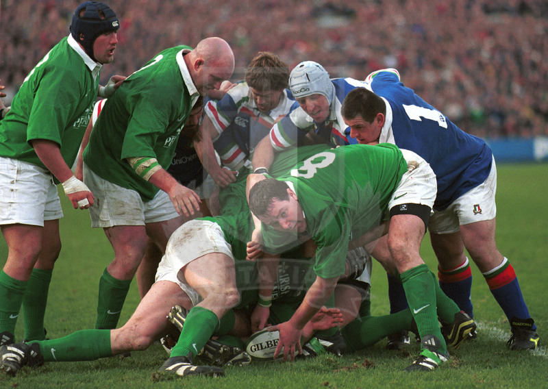Lloyds TSB Sei Nazioni 2000, Round 3, Dublino, Lansdowne Road 04/03/2000, Irlanda v Italia, Bernard Foley recupera palla da una ruk. Foto Daniele Resini/Fotosportit