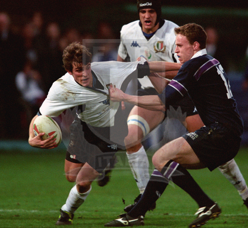 Rbs Sei Nazioni 2002, Roma, stadio Flaminio 16/02/2002, Italia v Scozia, Mirco Bergamasco resiste a un placcaggio di Henderson. Foto Daniele Resini/Fotosportit