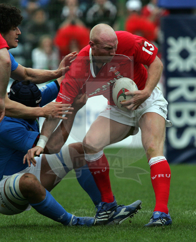 Sei Nazioni 2007, Roma, stadio Flaminio 10/03/2007, Italia v Galles, Tom Shanklin difende palla. Foto Daniele Resini/Fotosportit