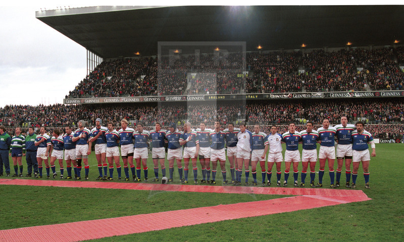 Lloyds TSB Sei Nazioni 2000, Round 3, Dublino, Lansdowne Road 04/03/2000, Irlanda v Italia, la squadra azzurra al cerimoniale degli inni. Foto Daniele Resini/Fotosportit