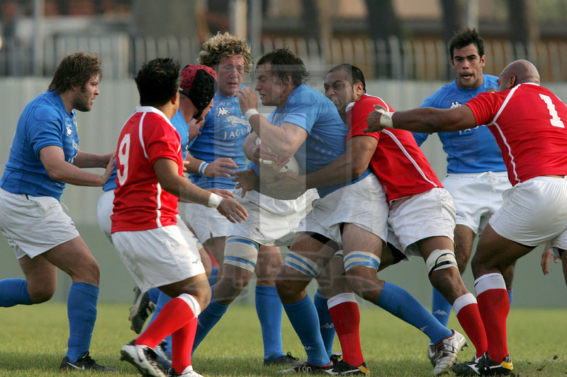 Test match 2005, Prato, stadio Chersoni 12/11/2005, Italia v Tonga, Sergio Parisse difende palla. Accorrono Festuccia, Persico e Nieto. Foto Daniele Resini/Fotosportit
