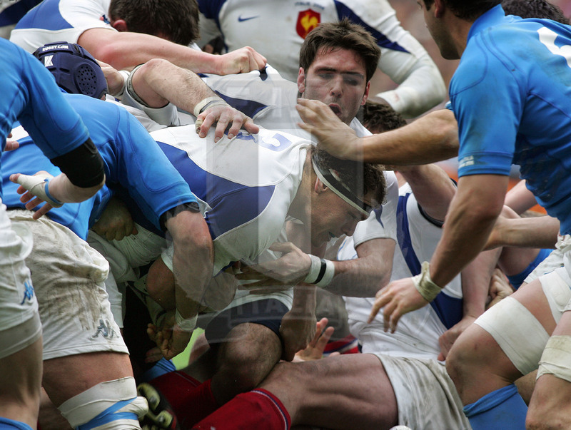Sei Nazioni 2006, Parigi, Stade de France 25/02/2006, Francia v Italia, Pieter de Villiers spinto in meta da un drive. Foto Daniele Resini/Fotosportit