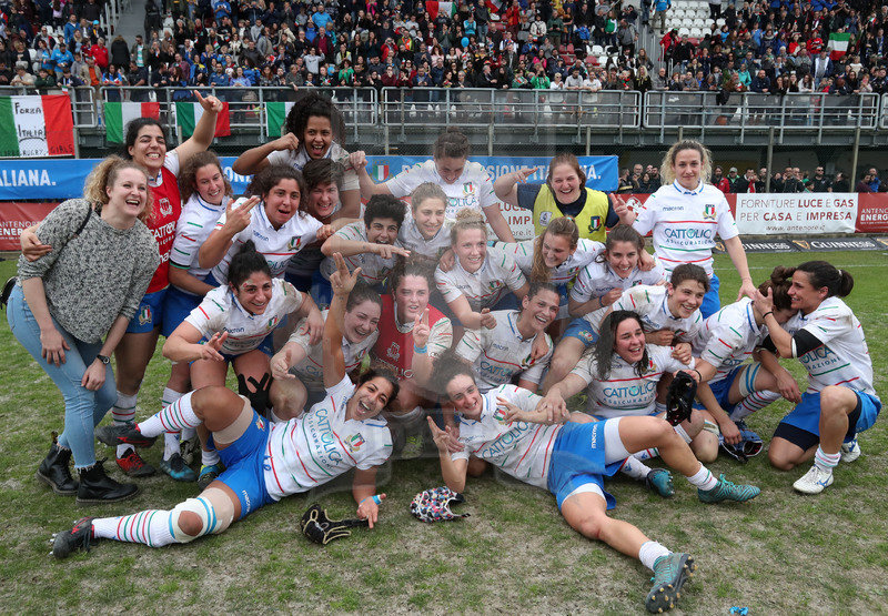 Guinness Sei Nazioni 2019 Donne, Padova, stadio Plebiscito 17/03/2017, Italia Donne v Francia Donne, foto di gruppo a fine partita. Da sinistra, prima fila in piedi: Isabella Locatelli, Gaia Giacomoli, Francesca Sberna, Giada Franco, Valentina Ruzza, Valeria Fedrighi, Eleonora Ricci, Jessica Busato; seconda fila in piedi, Silvia Turani, Beatrice Rigoni, Sofia Stefan, Veronica Madia, Camilla Sarasso, Maria Magatti; accosciate: Lucia Cammarano, Lucia Gai, Melissa Bettoni, Giordana Duca, Aura Muzzo, Elisa Giordano abbracciata da Sara Barattin. A terra, Sara Tounesi, Michela Sillari, Ilaria Arrighetti. Foto Daniele Resini/Fotosportit