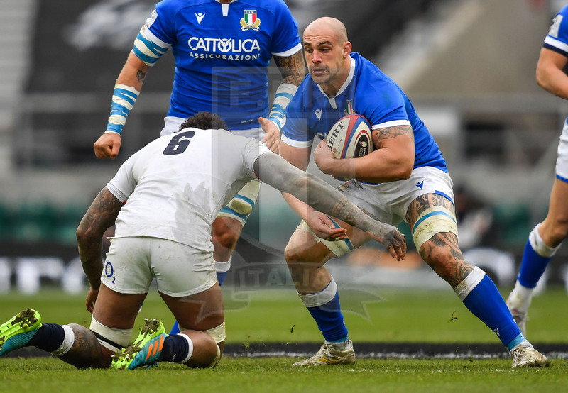 Guinness Sei Nazioni 2021, Round 2, Londra, Twickenham 13/02/2021, Inghilterra v Italia, una carica di Marco Lazzaroni su Courtney Lawes. Foto Graig Thomas/Fotosportit