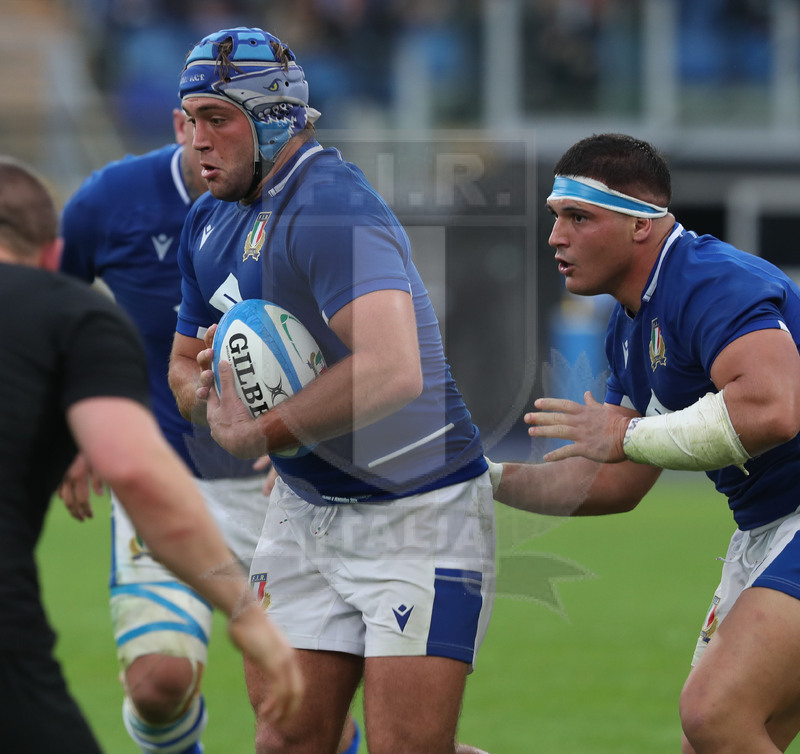 Autumn Nations Series 2021, Roma, Stadio Olimpico, 06/11-2021, Itallia vs Nuova Zelanda Gianmarco Lucchesi con Fischetti in sostegno. Foto Daniele Resini/Fotosportit