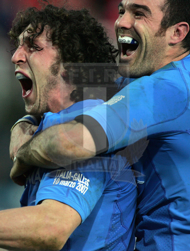 Sei Nazioni 2007, Roma, stadio Flaminio 10/03/2007, Italia v Galles, la gioia di Mauro Bergamasco e Roland De Marigni per la vittoria dell\