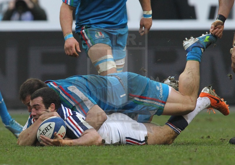 Rbs 6 Nazioni 2014, round 2, Parigi, Stade de France 09/02/2014, Francia v Italia, JeanMarc Doussain steso da De Marchi. Foto Daniele Resini/Fotosportit
