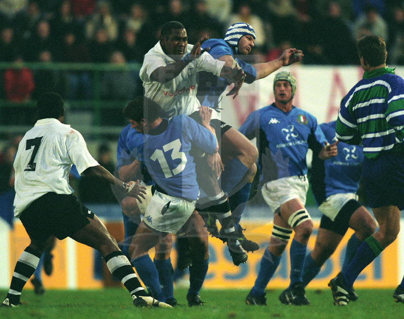 Jaguar Test Match 2001, Treviso, stadio Monigo 10/11/2001, Italia v Fiji, palla contesa in aria per Carlo Checchinato, sostenuto da Pozzebon. Foto Daniele Resini/Fotosportit