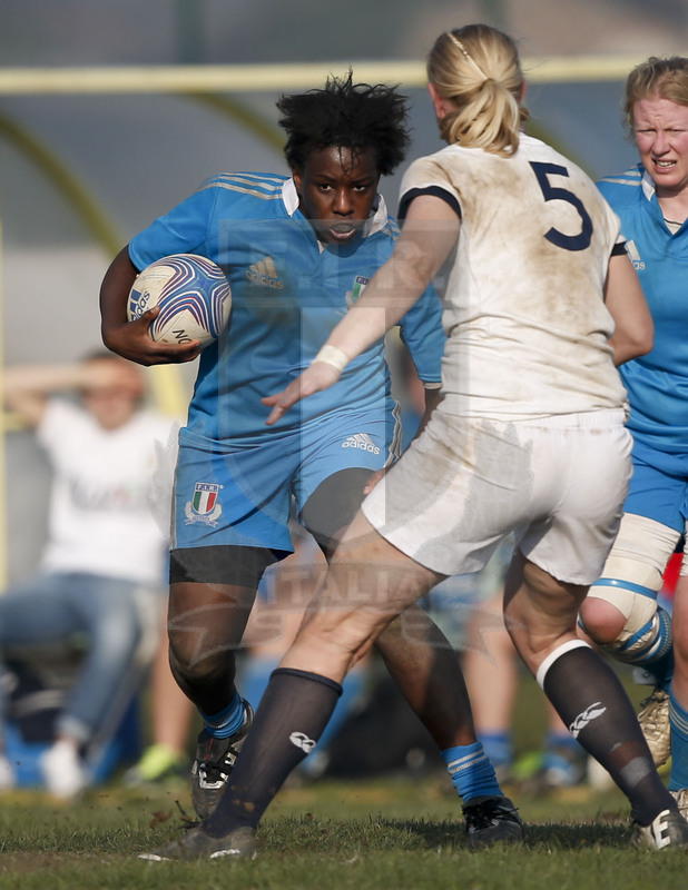 RBS 6 Nazioni Femminile 2014, Rovato (BS), Stadio Giulio e Silvio Pagani, 16-03-2014, Italia v Inghilterra. Una carica di Awa Coulibaly. Foto: Roberto Bregani