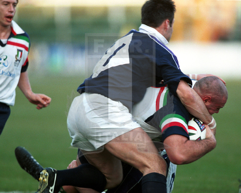 Lloyds TSB Sei Nazioni 2000, Round 1, Roma, stadio Flaminio 05/02/2000, Italia v Scozia, la meta decisiva di Giampiero de Carli, inutilmente ostacolato da Kenny Logan. Foto Daniele Resini/Fotosportit