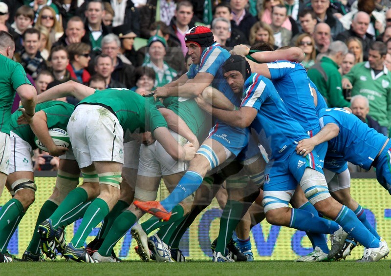 Rbs Sei Nazioni 2014, Dublino, Aviva Stadium, 08/03/2014, Irlanda v Italia, driving maul irlandese. Derbyshire e Bortolami faticano. Foto Daniele Resini/Fotosportit