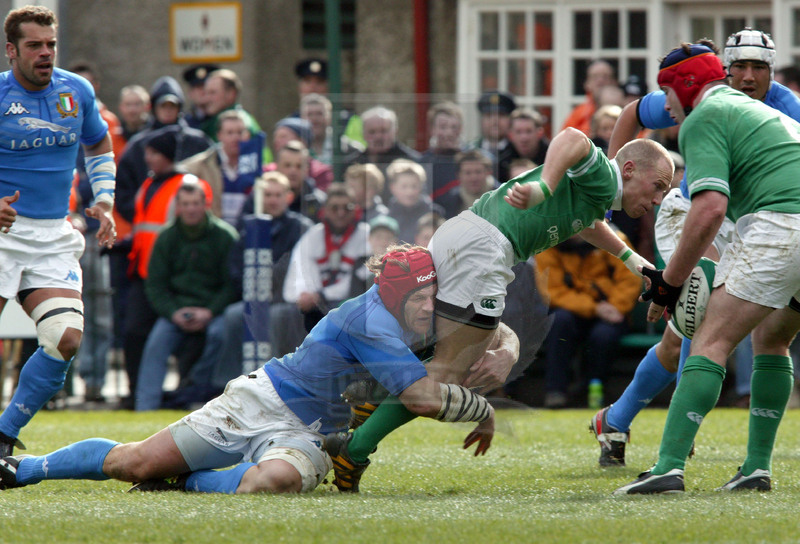 Rbs Sei Nazioni 2004, Dublino, Lansdowne Road 20/03/2004, Irlanda v Italia, Carlo Checchinato placca Peter Stringer. Foto Daniele Resini/Fotosportit