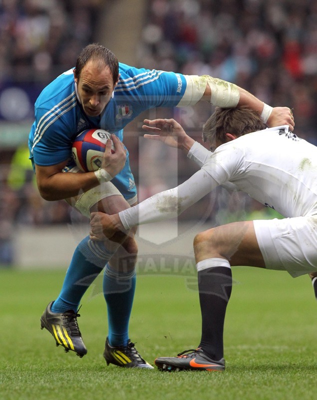 Sei Nazioni 2013, Twickenham 10/03/2013, Inghilterra v Italia, Sergio Parisse alle prese con Toby Flood.