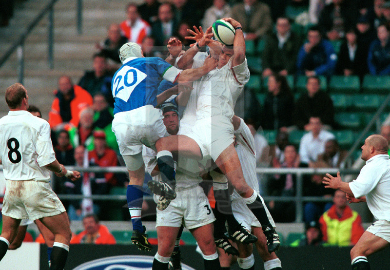 Rugby World Cup 1999, Pool B, Londra, Twickenham 02/10/1999, Inghilterra v Italia, Carlo Checchinato contende un pallone volante. Foto Daniele Resini/Fotosportit