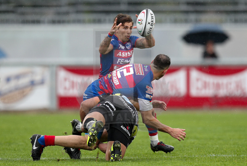 Campionato Top12 2018-2019, Finale, Calvisano (BS), Peroni Stadium, 18/05/2019, Rugby Calvisano v Rugby Rovigo. Un off-load di Diegi Anti per Massimo Cioffi. Foto: Roberto Bregani/Fotosporti