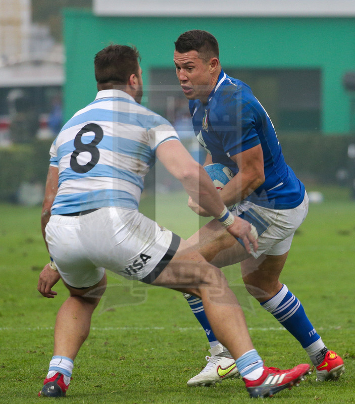Autumn Nations Series 2021, Treviso, Stadio di Monigo, 13-11-2021, Italia vs Argentina. Luca Morisi contro Facundo Isa. Foto: Roberto Bregani/Fotosportit