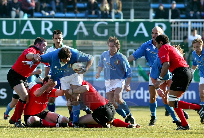 Sei Nazioni 2003, Roma, Stadio Flaminio 2003/02/15, Italia v Galles, Andrea De Rossi accerchiato dagli avversari. Foto Daniele Resini/Fotosportit