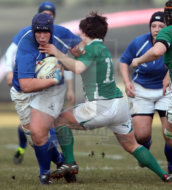 Sei nazioni Donne 2011, Rovigo, stadio Battaglini 2011/02/06, Italia v Irlanda, Flavia Severin attaccata da Kelly Mairead. Foto Daniele Resini/Fotosportit