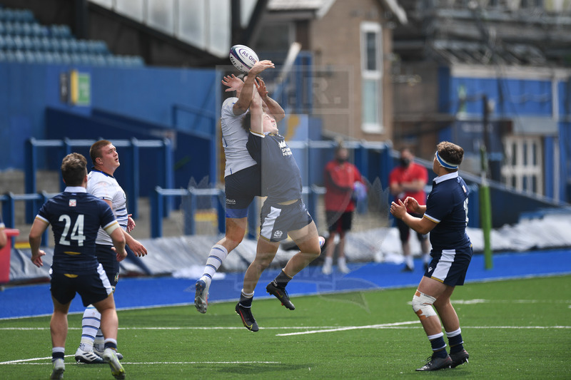 Guinness Sei Nazioni U20 2021, Cardiff, Arms Park 01/07/2021, Italia U20 v Scozia U20, Flavio Pio Vaccari du un pallone alto.
