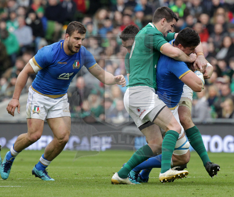 Natwest Sei Nazioni 2018, round 2, Dublino, Aviva Stadium 10/02/2018, Irlanda v Italia, Sebastian Negri preso alto da Murray. Accorre Castello. Foto Daniele Resini/Fotosportit