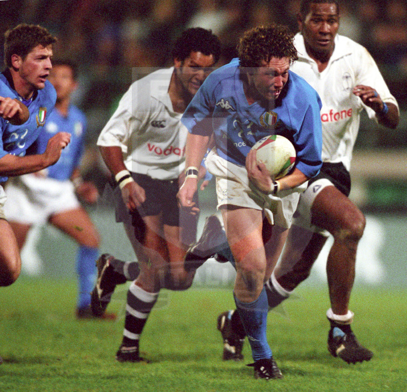 Jaguar Test Match 2001, Treviso, stadio Monigo 10/11/2001, Italia v Fiji, un break di Aaron Persico. Foto Daniele Resini/Fotosportit