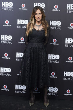 Sarah Jessica Parker fashions a 30 Euro Williamsburg Vintage dress at the HBO Spain premiere in Spain