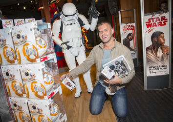 Eager Fans Rush To Buy New Star Wars The Last Jedi Products At Midnight Opening