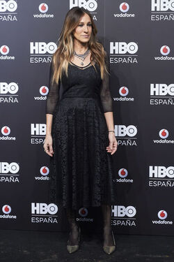 Sarah Jessica Parker fashions a 30 Euro Williamsburg Vintage dress at the HBO Spain premiere in Spain