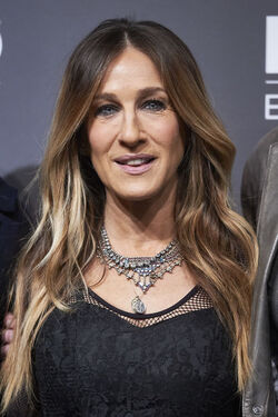 Sarah Jessica Parker fashions a 30 Euro Williamsburg Vintage dress at the HBO Spain premiere in Spain