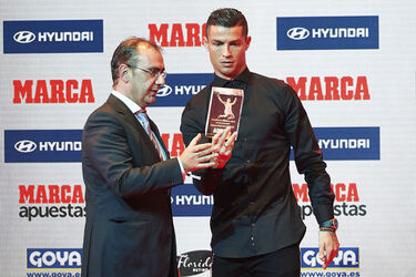 Cristiano Ronaldo jokes with a female TV presenter as he wins Alfredo di Stefano award for La Liga s best player