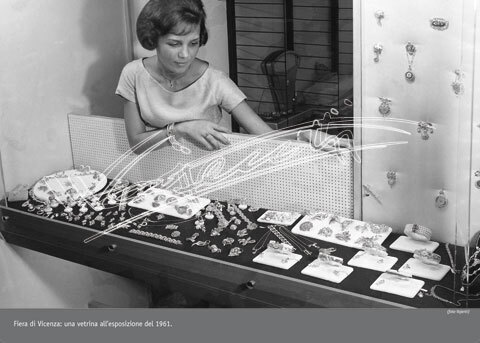 Il Valore della Mano : Cento anni di evoluzione dell`Artigianato Orafo. Pellicola - negativo colori f.to mm 90X120