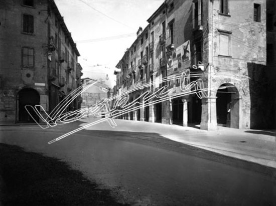 Contrà Garibaldi. lastra di vetro - negativo bianco e nero fto mm 180x240