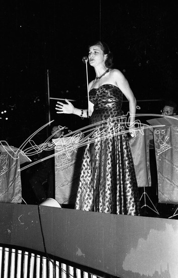 Fiera Campionaria di Vicenza 1955 : Spettacolo Musicale. Pellicola - negativo bianco e nero f.to mm 24X36